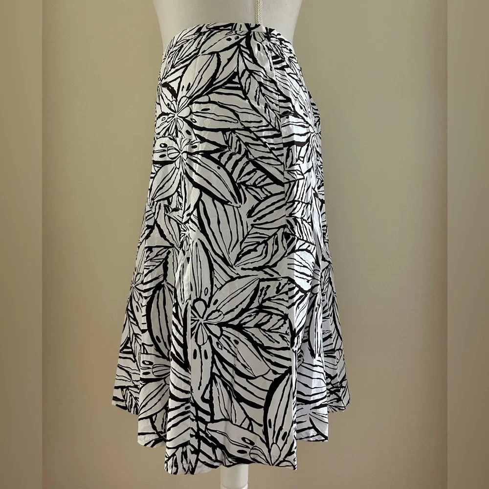 CUTE Brown/White Skirt - Picture 2 of 4